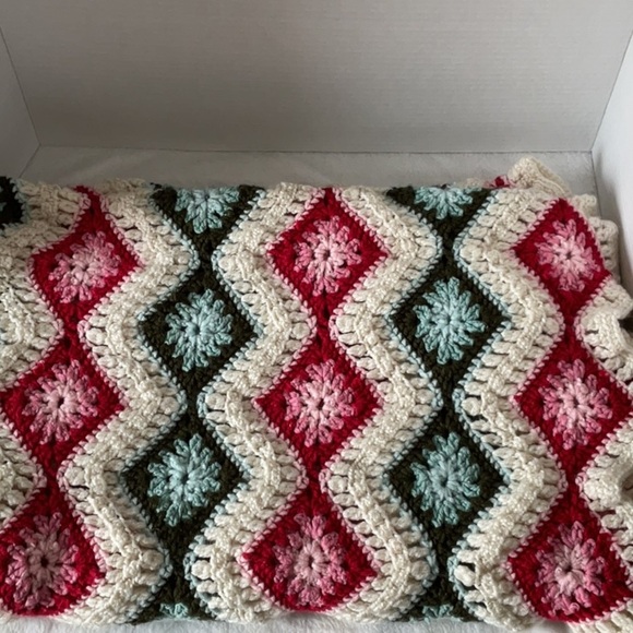Red and Green Geometric Pattern Blanket Afghan small - Picture 1 of 2